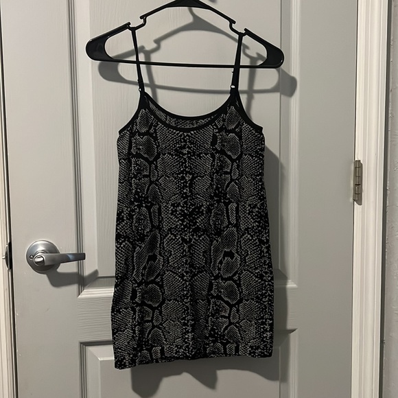 Cute snakeskin print tank by Apt 9. Size S/M - Picture 4 of 4
